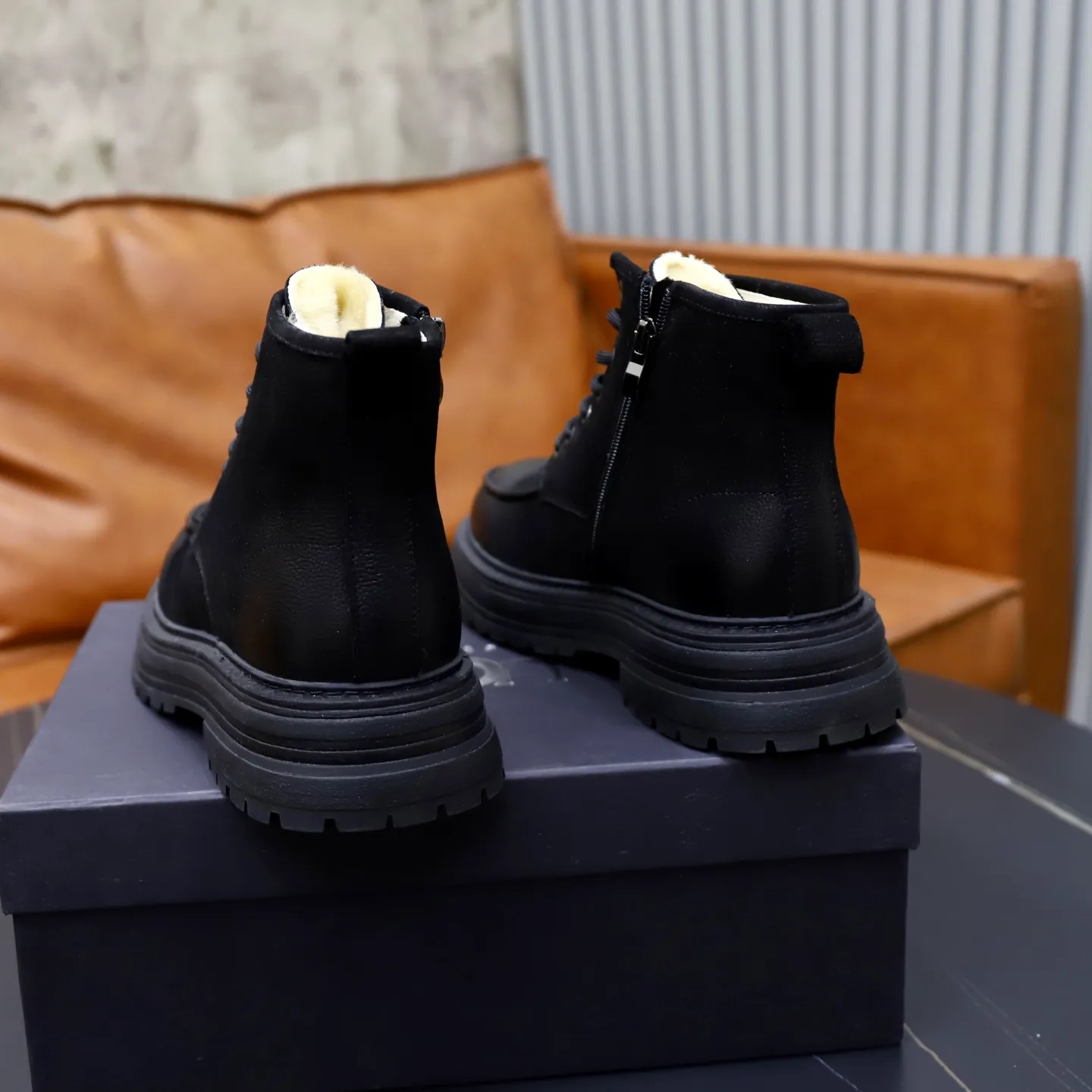Ex-factory price: 680💰Thick wool imported from Australia Brand: UGG genuine purchasing agent Size: 38-44 (customized in 45) Grade: Official website 1:1 Material: First-layer genuine leather waterproof and antifreeze upper Real wool lining Original non-slip Soft wear-resistant outsole Style category: Men's casual shoes Trendy style Comfortable on the feet Color: Official website color synchronization